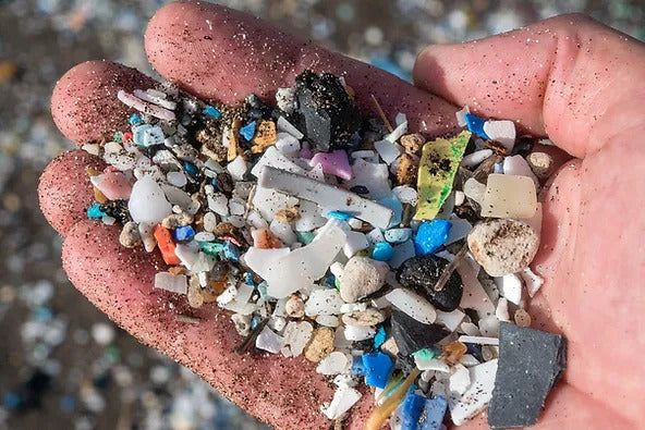 Microplásticos, petrolatos e embalagens impossíveis de reciclar: os desafios do plástico na indústria cosmética